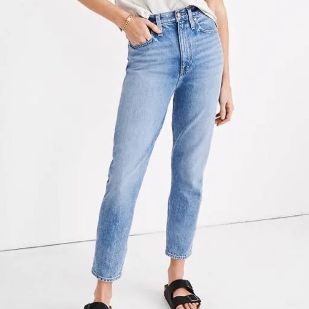 Madewell Momjean in Light wash